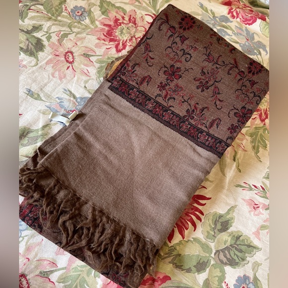Vintage LORD & TAYLOR Extra Large 40"Wx82"L Wool Wrap Scarf Floral  Quiet Luxury - Picture 15 of 16